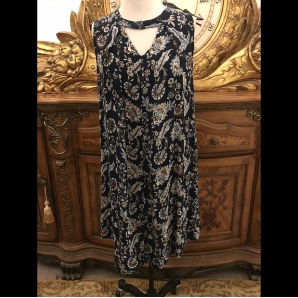 5TH & LOVE. Dark Blue Floral Flared Dress. Sleeveless. Size Medium. B14